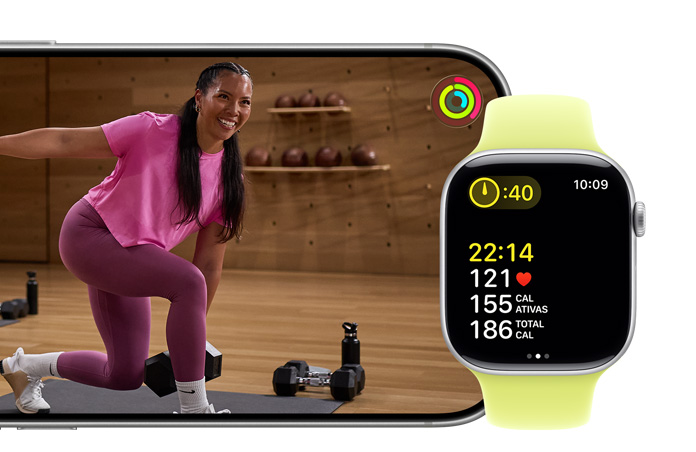 O Apple Watch Series 11 registra um exercício enquanto o iPhone reproduz um vídeo do Fitness Plus