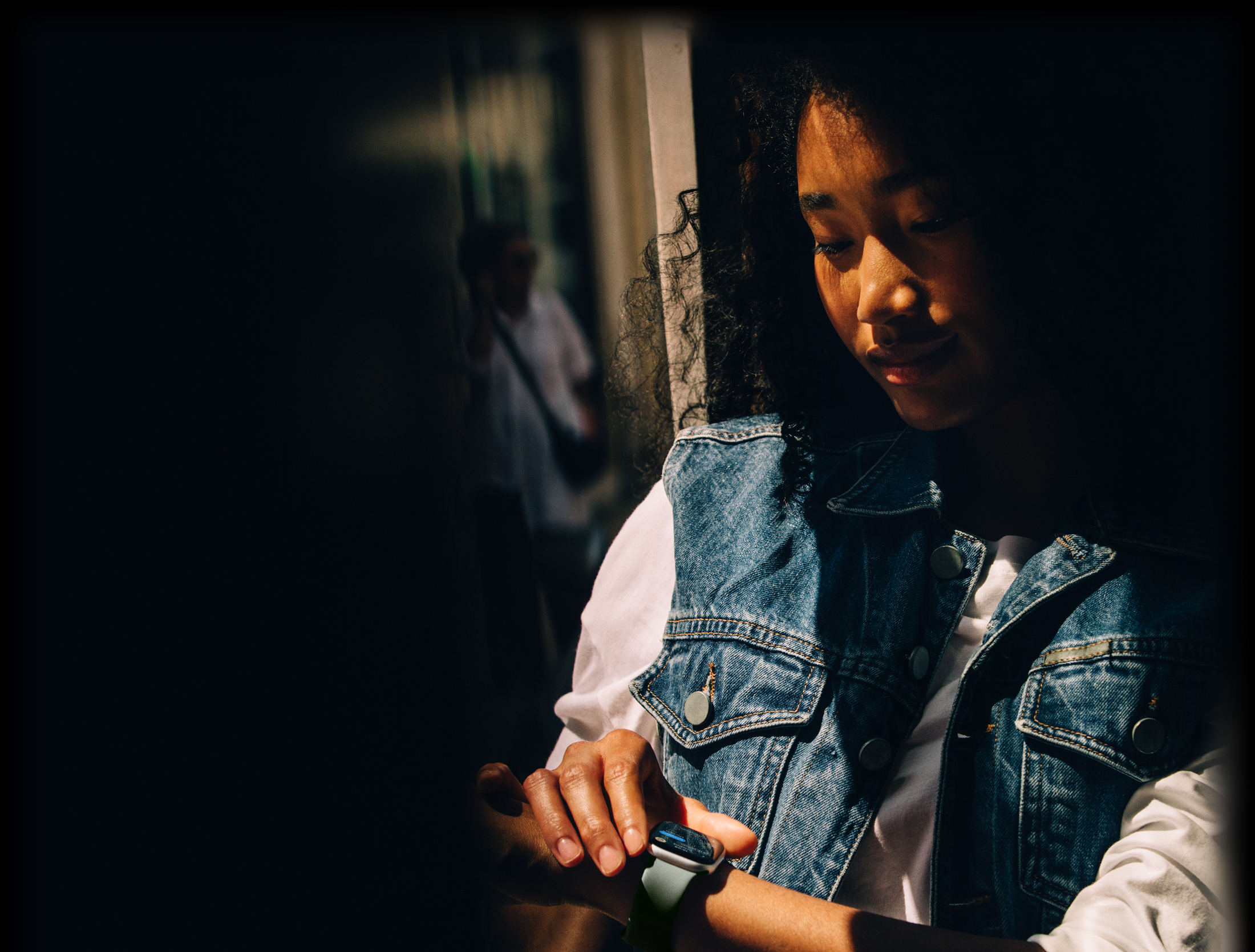 Uma pessoa checa o Mensagens no Apple Watch Series 11