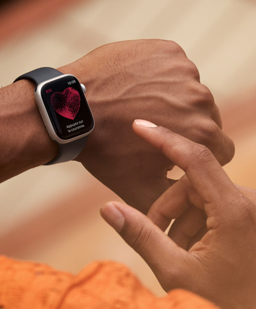 Une personne utilisant son Apple Watch Series 11 pour prendre un ECG en déplacement