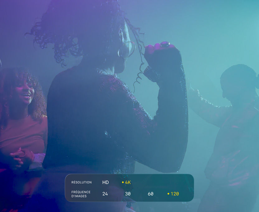 Un écran montrant des gens qui dansent dans un lieu faiblement éclairé présente les capacités vidéo Dolby Vision 4K à 120 ips