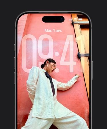 Écran verrouillé d’un iPhone montrant l’heure qui s’adapte à la photo affichée