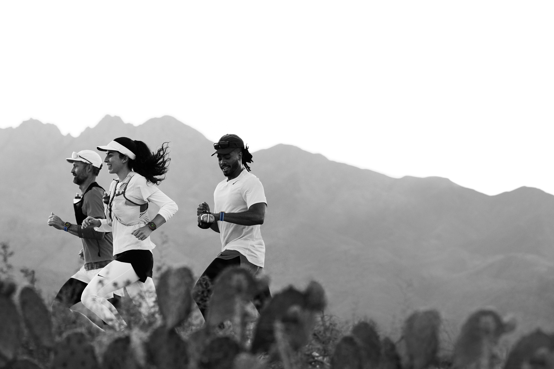 Běžci na stezce vedoucí pouští si měří trénink pomocí Apple Watch Ultra 3