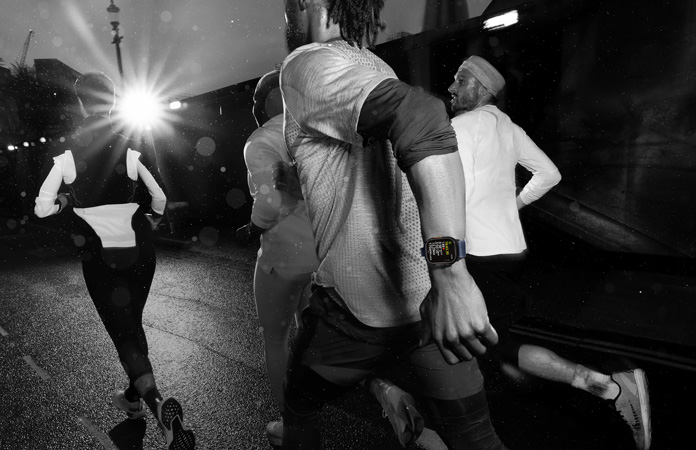 Černobílá fotka bežících lidí, text nad fotkou oznamuje: „Letos už máš zaběhnuto 500 mil. Paráda!“