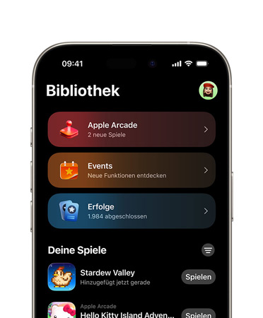 Ein iPhone; die obere Hälfte des Displays zeigt das Layout der Games App, einschließlich dem Tab „Bibliothek“ mit „Apple Arcade“, „Events“, „Erfolge“ und „Alle Spiele“