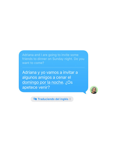 Traducción en Tiempo Real en Mensajes con el texto «Adriana y yo vamos a invitar a amigos a cenar el domingo por la noche. ¿Os animáis a venir?» traducido automáticamente del inglés