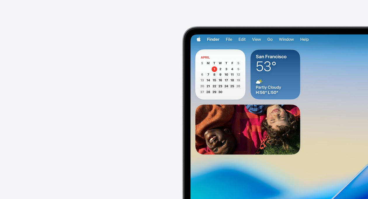 Partie supérieure gauche de l’écran d’un Mac montrant la Barre de menus transparente et les widgets des apps Météo, Calendrier et Photos en Liquid Glass dans le Centre de notifications