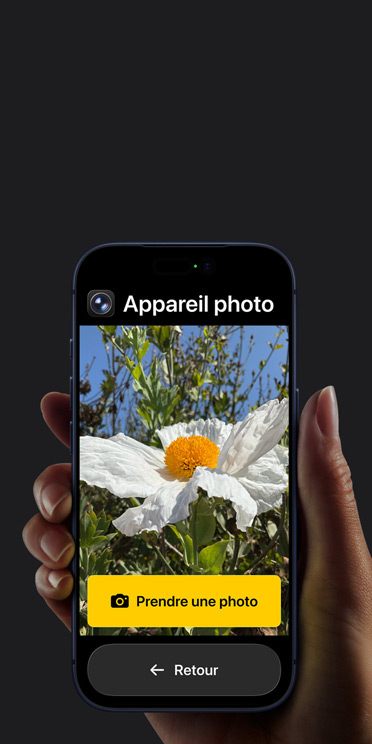 Écran d’iPhone 17 Pro affichant l’interface simplifiée de l’app Appareil photo avec une fleur blanche dans le cadre, le bouton « Prendre une photo » et le bouton « Retour » en dessous