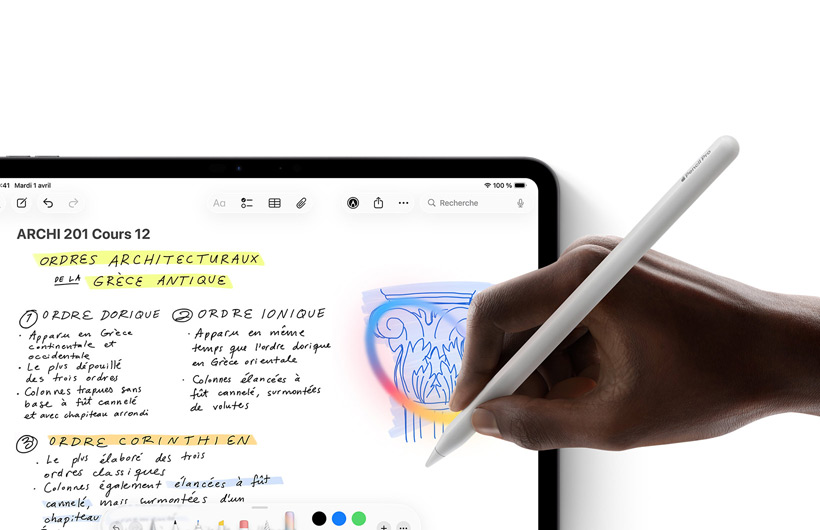 Une main tenant un Apple Pencil dessine un cercle autour d’un croquis dans l’app Notes sur iPad.