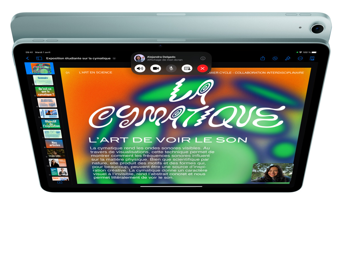 iPad Air, vu de face, la personne utilisatrice est sur FaceTime et en train de consulter Keynote, un autre iPad Air vu de dos est en arrière-plan