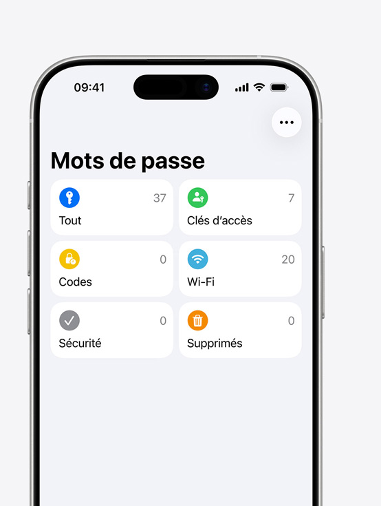 iPhone affichant l’app Mots de passe, liste d’apps, Doordash, Atlas Obscura, Koba, Quickbooks, LinkedIn, Etsy, avec l’adresse e-mail de la personne utilisatrice enregistrée