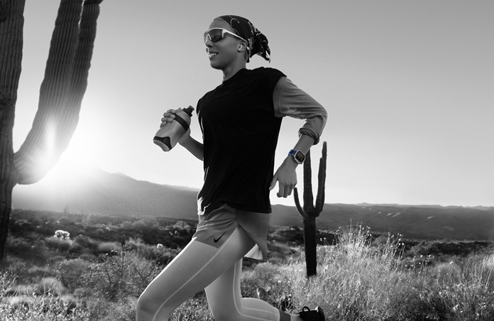 Το Workout Buddy στέλνει ένα μήνυμα σε έναν δρομέα σε ένα μονοπάτι στην έρημο