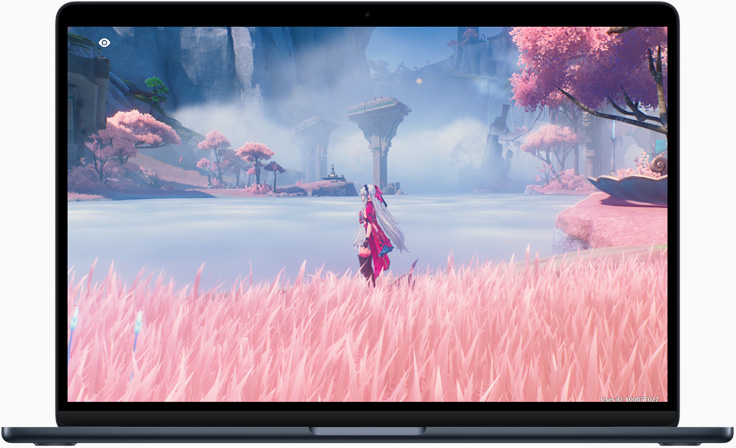 MacBook Air 螢幕顯示遊戲畫面，展現 M4 晶片的強大效能