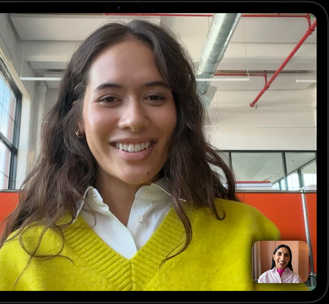 iPad Pro, vanjska strana, preko cijelog zaslona prikazane su dvije žene na FaceTime pozivu