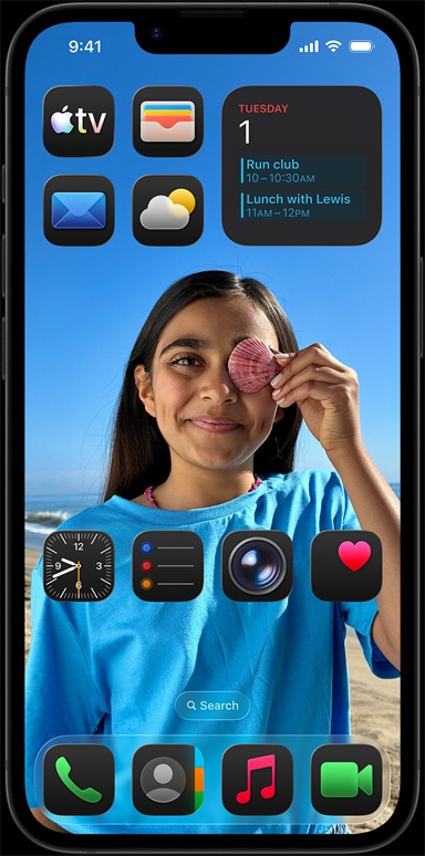 Az iPhone 16e látható különféle appok ikonjaival és widgetjeivel körülvéve: Apple Mail, WhatsApp, Safari, Apple Térképek, Apple Music, Fotók, Jegyzetek és Otthon