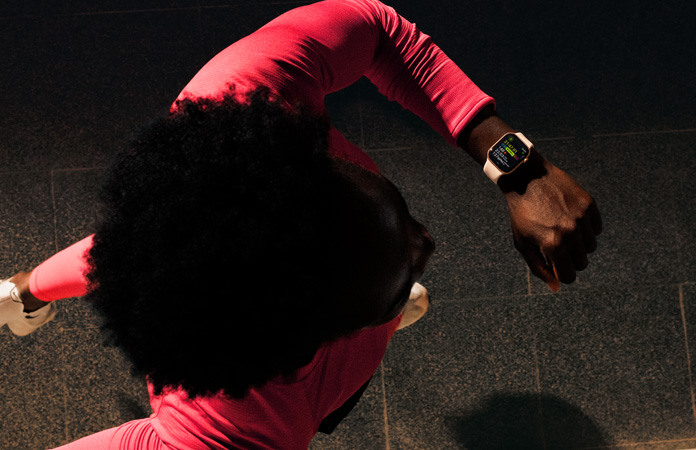 Foto hitam-putih orang-orang joging, teks di atas foto bertuliskan Anda baru saja mencatat 500 km pada tahun ini. Luar biasa!