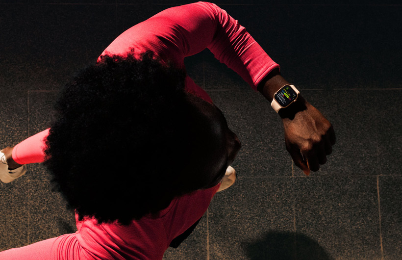 Una persona che controlla i suoi progressi nell’app Allenamento su Apple Watch Series 11 mentre fa jogging