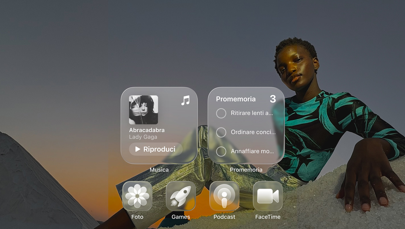 Il display Liquid Glass con icone trasparenti di app come Apple Music, Promemoria, Foto, Giochi, Podcast e FaceTime, che lasciano intravedere lo sfondo