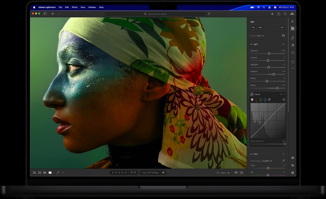 Adobe Lightroomで女性の写真を編集している様子を示すMacBook Proの画面