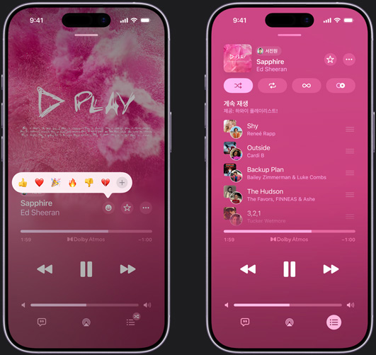 왼쪽 iPhone 화면에는 Ed Sheeran의 “Sapphire”가 재생 중이고, 여기에 엄지 올림, 하트, 축하, 엄지 내림 등의 이모티콘을 누르거나 다른 이모티콘을 추가해 반응할 수 있는 옵션이 표시되어 있고, 오른쪽 iPhone 화면에는 다른 사용자가 추가한 여러 곡의 음악이 들어 있는 하와이 플레이리스트라는 이름의 공동 작업 플레이리스트가 표시되어 있는 모습.