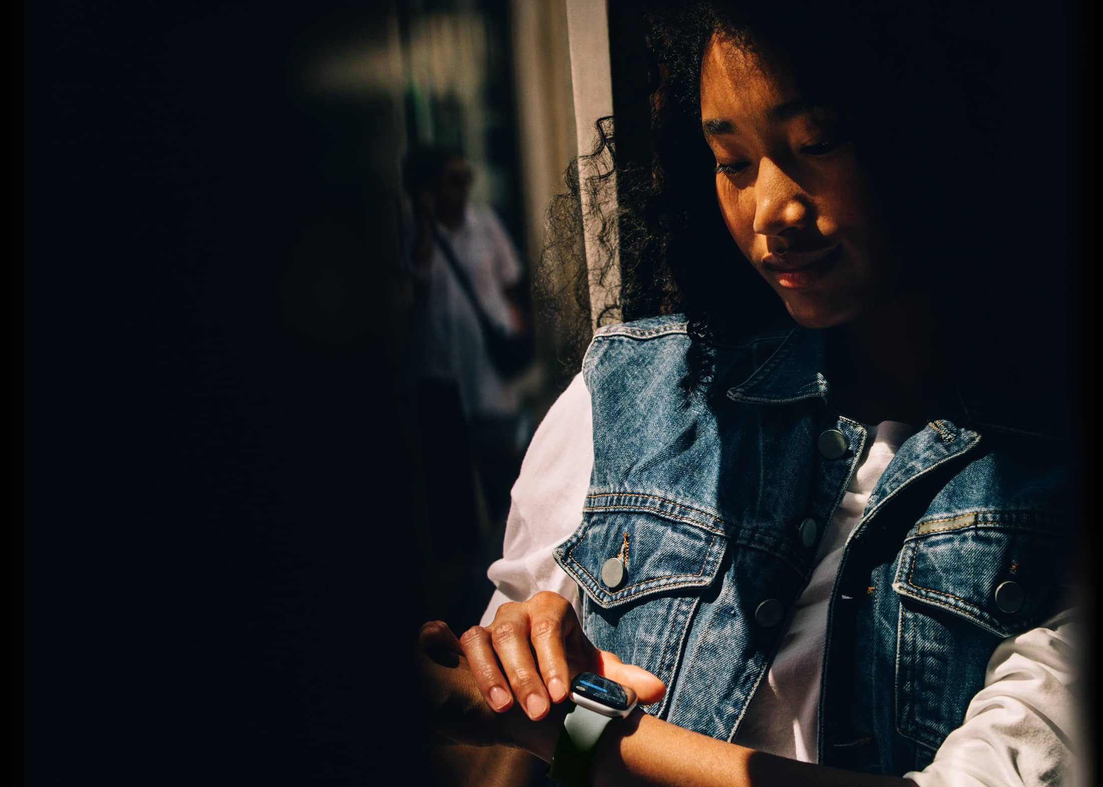 Apple Watch Series 11에서 메시지를 확인하는 사람의 모습