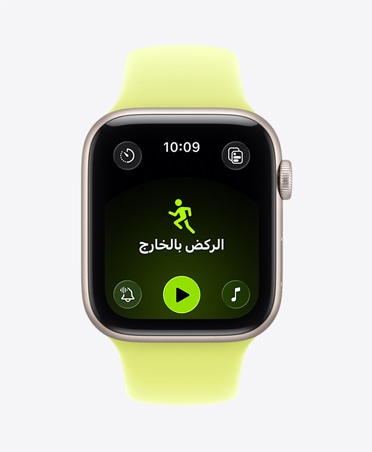 Apple&nbsp;Watch&nbsp;SE&nbsp;3 بإطار من الألومنيوم بلون ضوء النجوم، وتمرين الركض بالخارج مفتوح، وعناصر التحكم في التشغيل داخل تطبيق Apple&nbsp;Music في أسفل الشاشة، وحزام رياضي بلون أصفر نيون