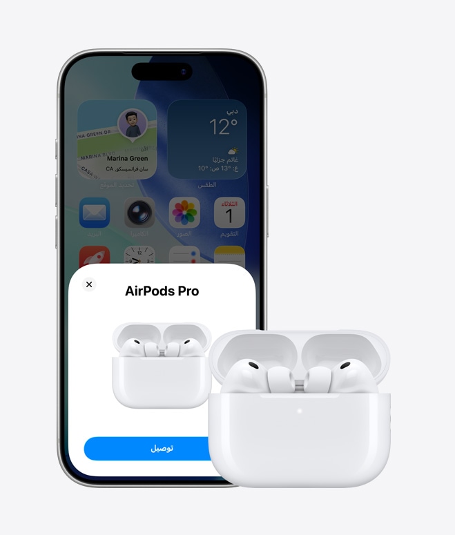 جهاز iPhone&nbsp;17&nbsp;Pro، الجانب الأمامي الخارجي، الشاشة الرئيسية في الخلفية، نافذة منبثقة على الشاشة لاتصال AirPod‎‏، ‎‏AirPods في علبة مفتوحة بجانب iPhone‏