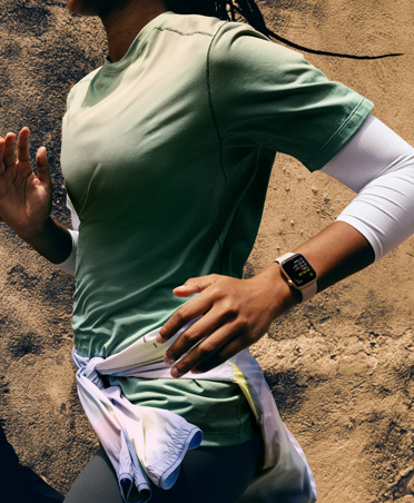 Workout Buddy sends message to a runner tracking workout with Apple Watch SE 3