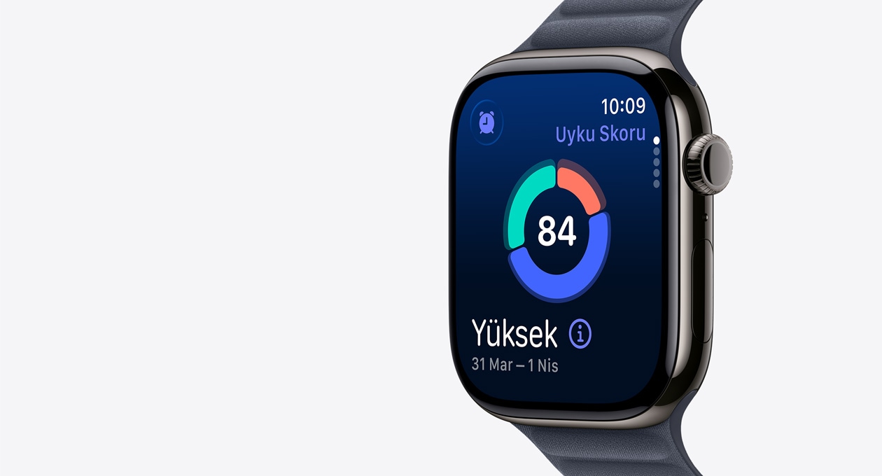 Apple Watch Series 11, arduvaz renk, titanyum kasa, ekranda uyku skoru halka grafiği gösteriliyor, sağ dış görünüm, Digital Crown, kayış, lacivert renkte Manyetik Baklalı Model Kayış