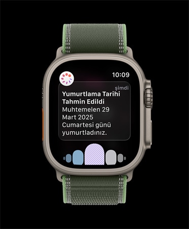 Apple Watch Ultra 3, natürel titanyum kasa, Sağlık uygulamasındaki Döngü İzleme’den yumurtlama zamanı tahminiyle ilgili bildirim, kordon, Trail Loop, mavi/parlak mavi