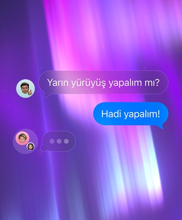 Pembe, mor ve mavi soyut arka plana ayarlanmış Mesajlar uygulamasındaki grup sohbeti