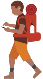 En person med tursekk på ryggen har et høreapparat på og ser ned på en iPhone i hånden