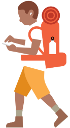 En person med tursekk på ryggen har et høreapparat på og ser ned på en iPhone i hånden