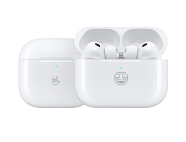 Individuell gravierte Apple Produkte: MagSafe Ladecase (USB-C) mit Gravur auf der Vorderseite «Rock-on Emoji», MagSafe Ladecase (USB-C), geöffnet, AirPods Pro 3, mit Gravur auf der Vorderseite «Emoji mit Sternenaugen»