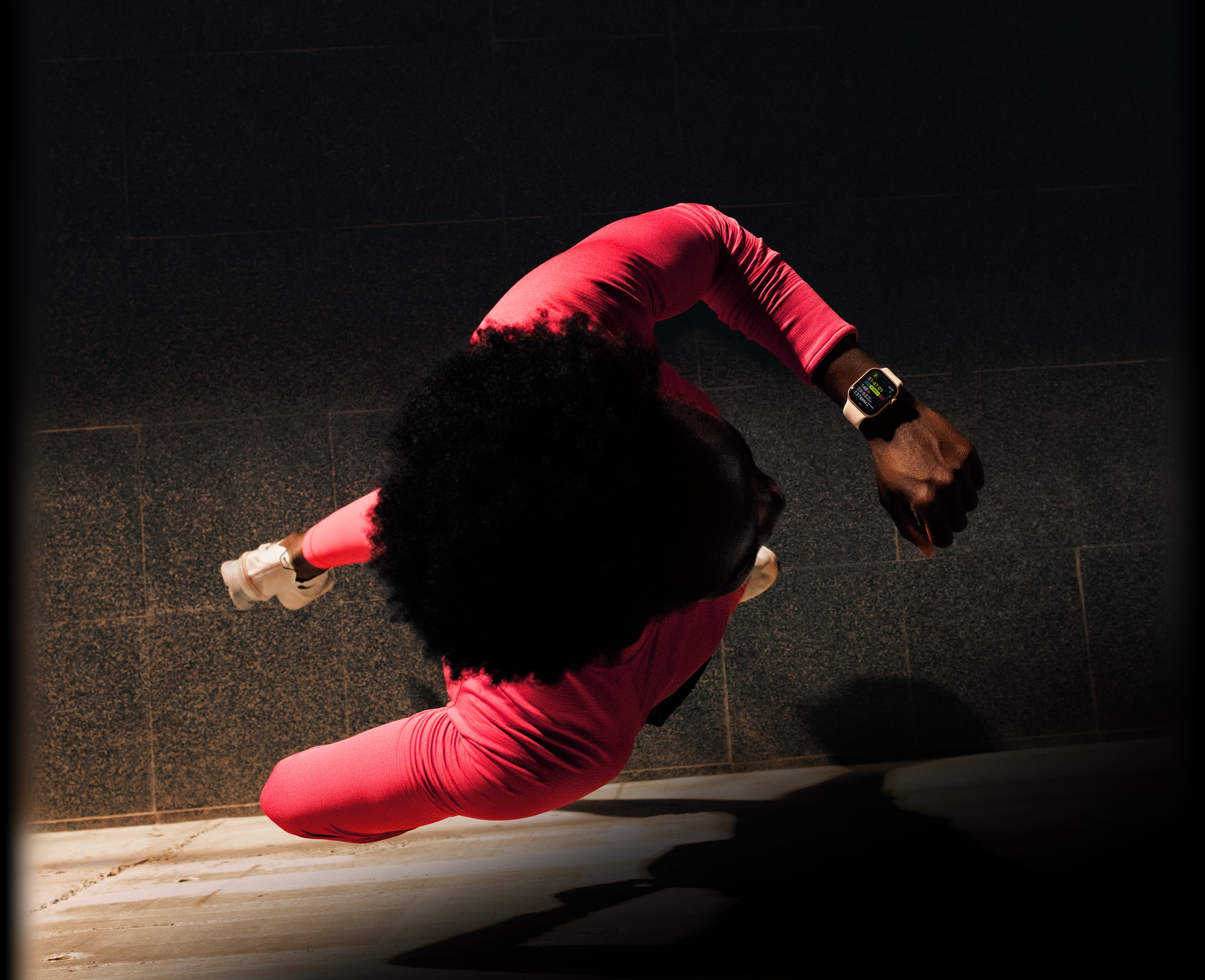 Ένα άτομο ελέγχει την πρόοδο στο αpp Άθληση στο Apple Watch Series 11 ενώ τρέχει{