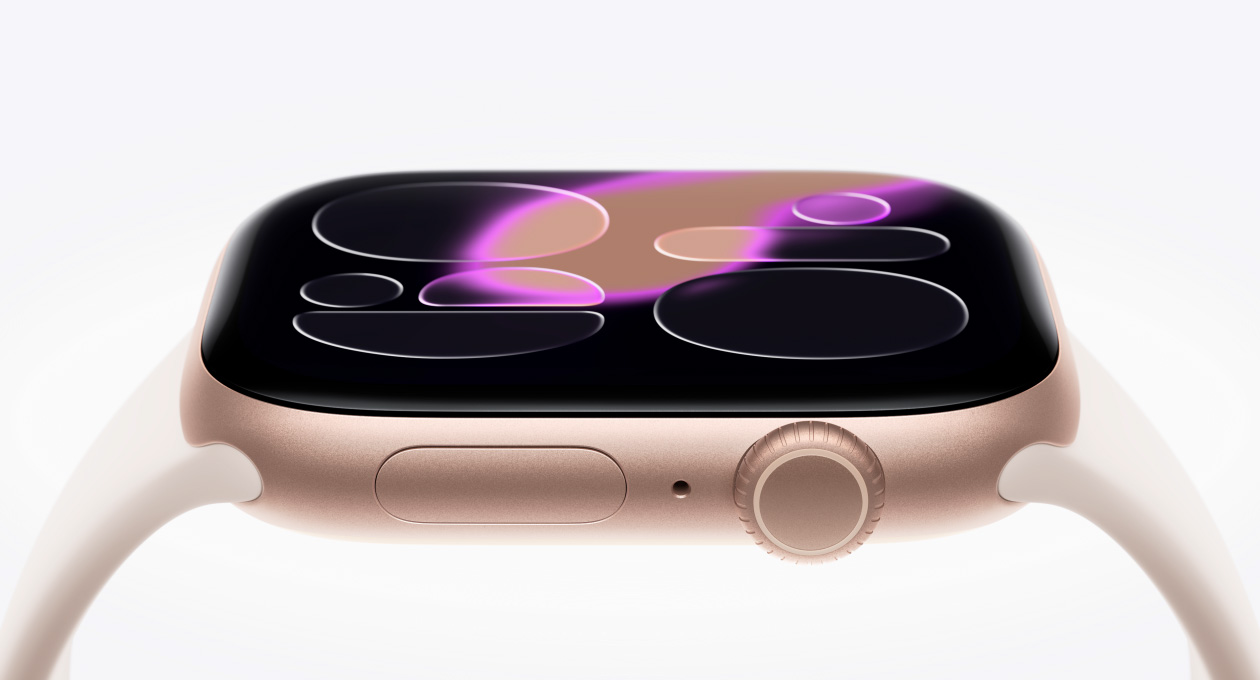 Apple Watch Series 11, χρώμα Ροζ Χρυσό, κάσα από αλουμίνιο, πρόσοψη ρολογιού Responsive Art, εξωτερική δεξιά πλαϊνή όψη, Digital Crown, μικρόφωνο, πλευρικό κουμπί, λουράκι Sport Band, χρώμα αιθέριο ροζ