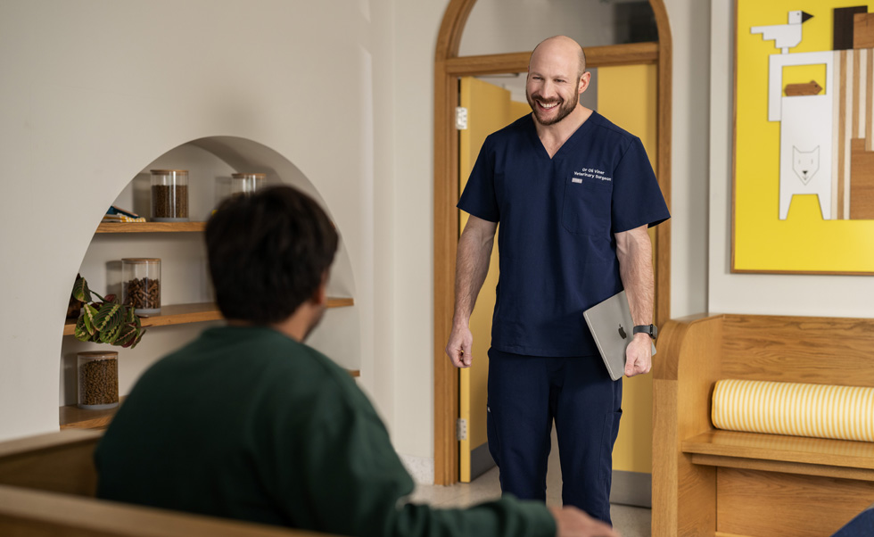 Artsen nemen hun lichte en krachtige MacBook Air makkelijk mee naar elke klant.