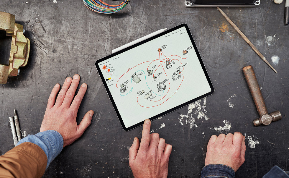 A equipa usa o iPhone, iPad e Apple Pencil para digitalizar os veículos, criar moodboards e desenhar modelos 3D.