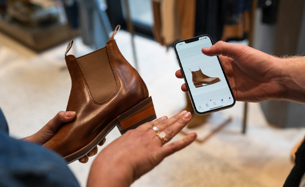 En ansatt sjekker lagerbeholdningen i NewStore iOS-appen.