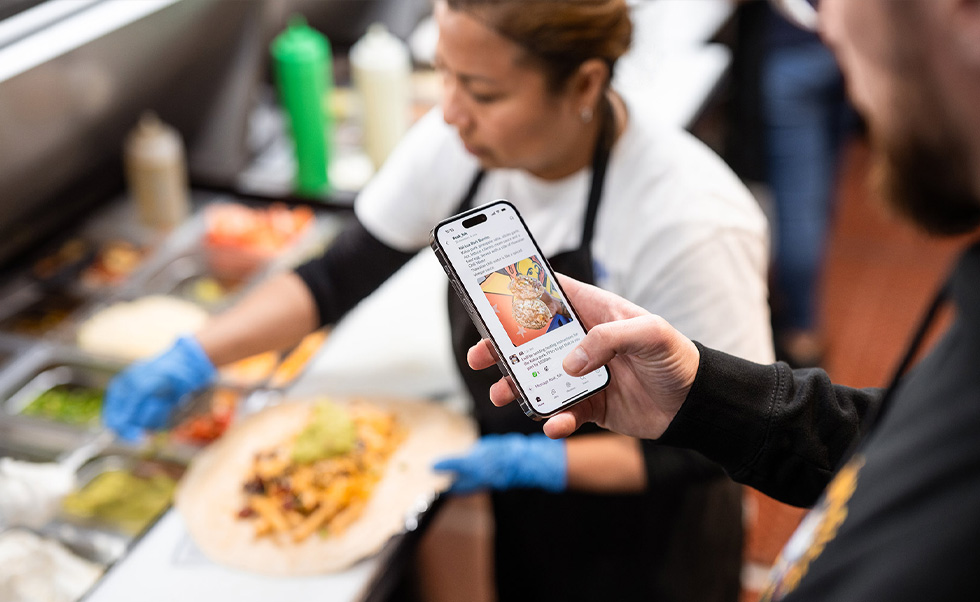 iPhoneのSlackは、Señor Sisigのスタッフたちがあらゆる場所からシームレスにコミュニケーションをとるのに役立っています。