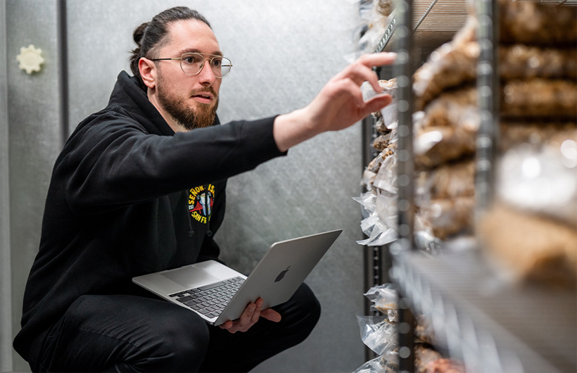 Appleのテクノロジーが、在庫、仕入れ、配送の各プロセスを支えています。