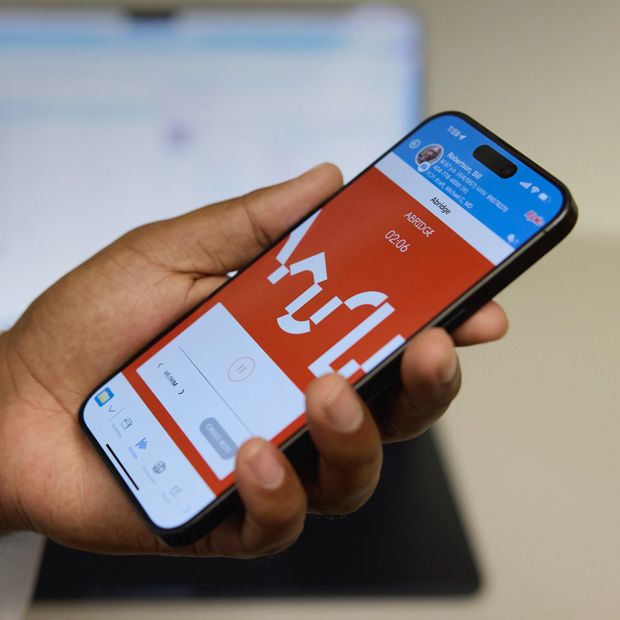 軟件顯示 Abridge app，透過生成式 AI 將病人與醫生之間的對話實時變為臨床筆記。