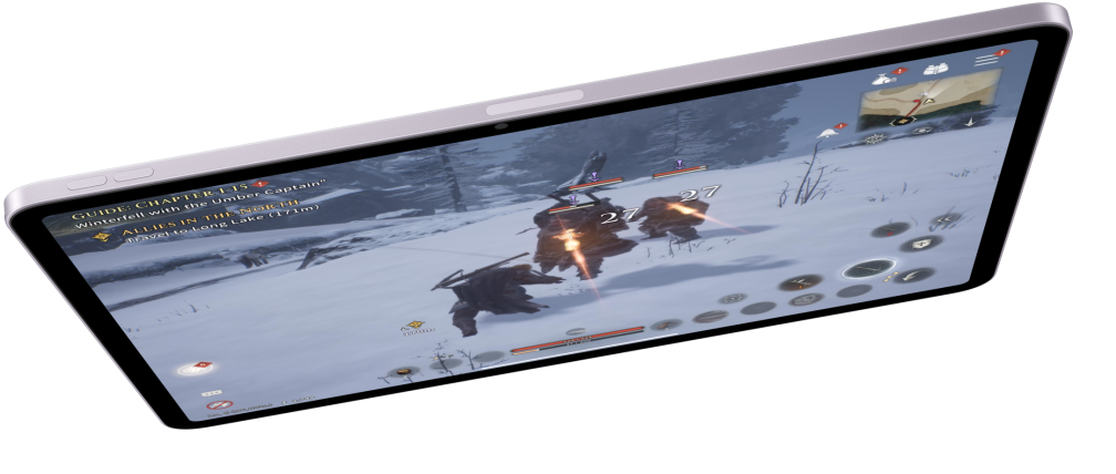 iPad Air en mode paysage et affichant un jeu vidéo, deux autres iPad Air sont disposés en dessous