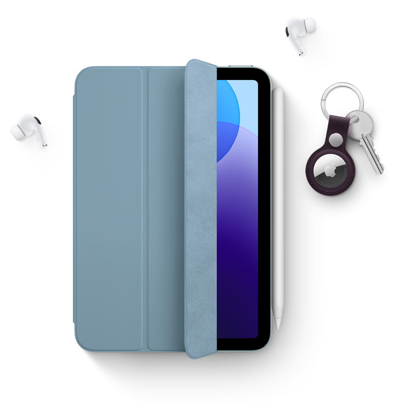 Ein iPad mini mit Smart Folio, Apple Pencil Pro, AirPods Pro und AirTag mit Schlüsselanhänger.