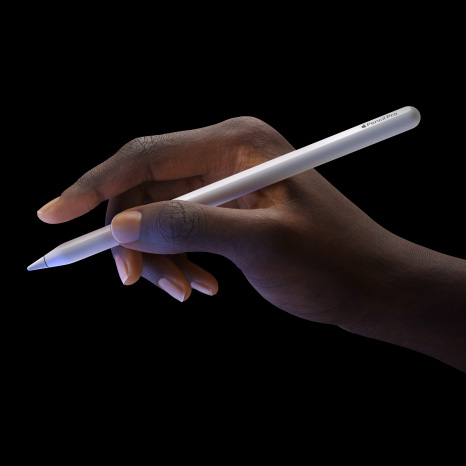 Animatie van Apple Pencil Pro, zijaanzicht, strak design met touch-sensor bij de punt, paarse kleur die weerkaatst wordt door het display van iPad Pro, hand die de Pencil vasthoudt met uitgestrekte wijsvinger ter demonstratie van de feature ‘Twee keer tikken’