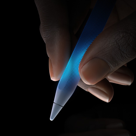 Animatie van Apple Pencil Pro, zijaanzicht, kleur wit, dun profiel, textuur voor grip, hand die de punt omlaag houdt ter illustratie van de touch-gevoeligheid en voelbare feedback