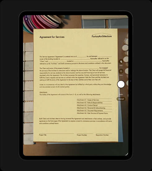 Vooraanzicht van iPad Pro in de kleur Spacezwart, in verticale stand, op het display is een gescand document te zien met de titel 'Agreement for Services', de tekst en handtekening zijn goed zichtbaar