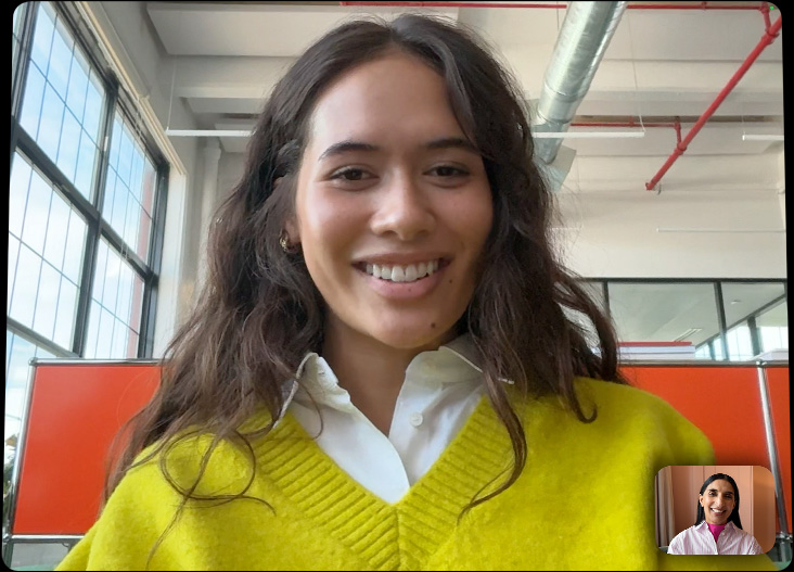 iPad Pro bevestigd aan Magic Keyboard, geopende voorkant, display met een FaceTime-gesprek in schermvullende weergave, ter illustratie van het pro-camerasysteem