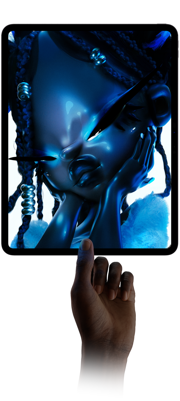 Vooraanzicht van iPad Pro in de verticale stand, kleur Spacezwart, display met digitale kunst van een futuristisch personage met blauwe huid en gevlochten haar, hand die iPad Pro van onderaf vasthoudt tussen duim en wijsvinger, waardoor het dunne design goed te zien is