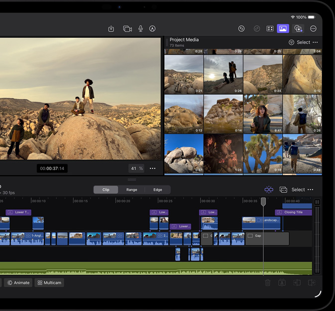 Vooraanzicht van iPad Pro in horizontale stand, spacezwart, met op het scherm de interface van Final Cut Pro met een geopend project over een avontuur in de woestijn, foto van vier mensen in een woestijnlandschap met meerdere videofragmenten en een tijdlijn