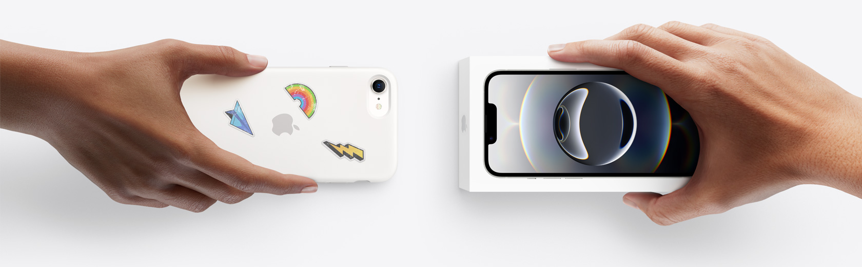 Hände, die ein Trade In iPhone gegen ein neues iPhone 16e mit Verpackung austauschen.